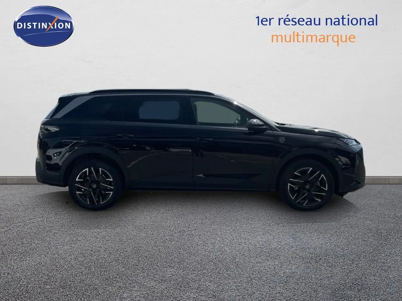 Profil latéral droit d'un Peugeot 5008 HYBRID 136CH GT noir perle métal avec jantes alliage noires et toit noir.