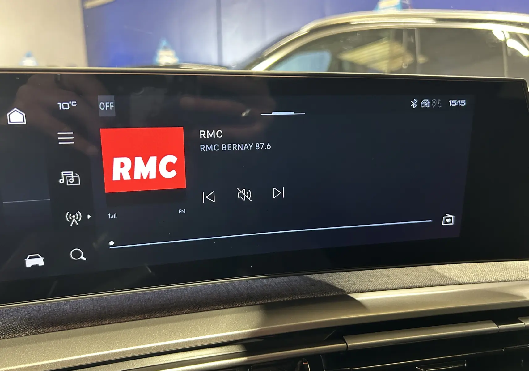 Écran tactile central du Peugeot 3008 gris Artense, affichant la radio RMC en intérieur du véhicule.