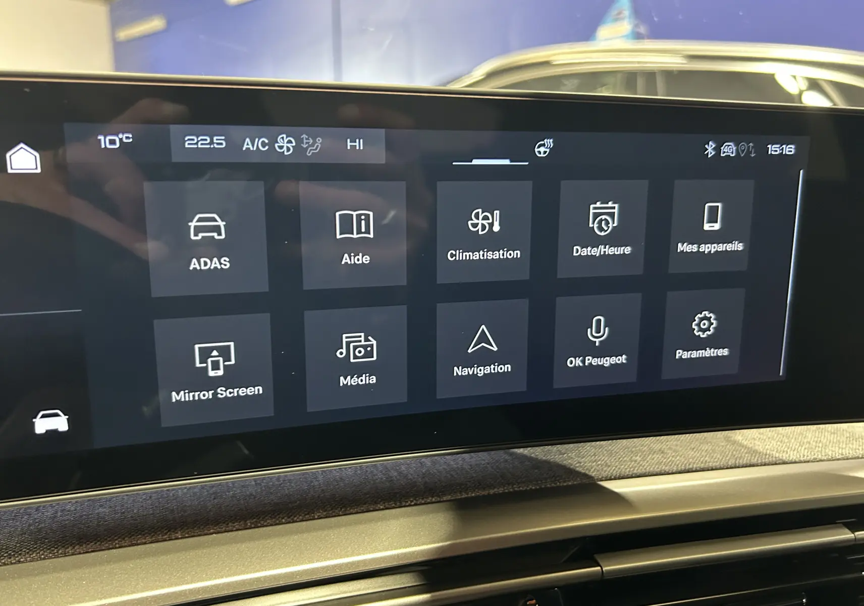 Écran tactile central du Peugeot 3008 gris Artense, affichant le menu principal des options connectées et climatisation.