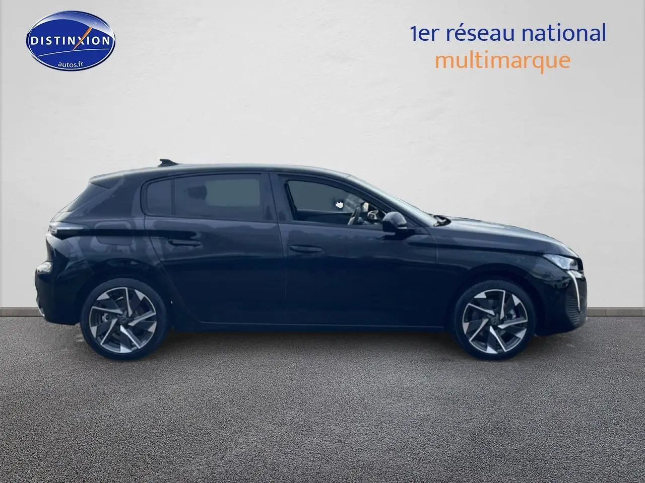 Profil droit d'une Peugeot 308 noire 2025 avec jantes alliage et vitres arrière surteintées sur fond clair.