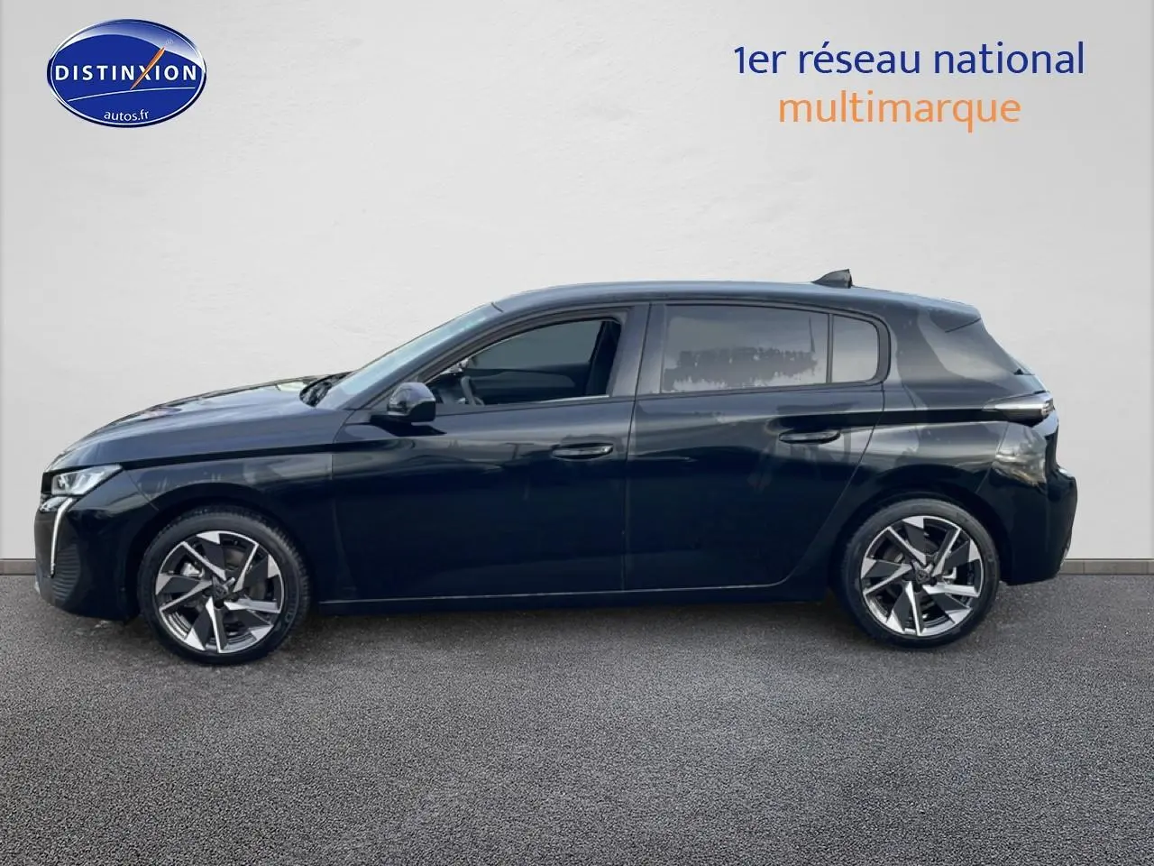 Profil latéral gauche d'une Peugeot 308 noire 2025 avec jantes alliage et vitres surteintées.