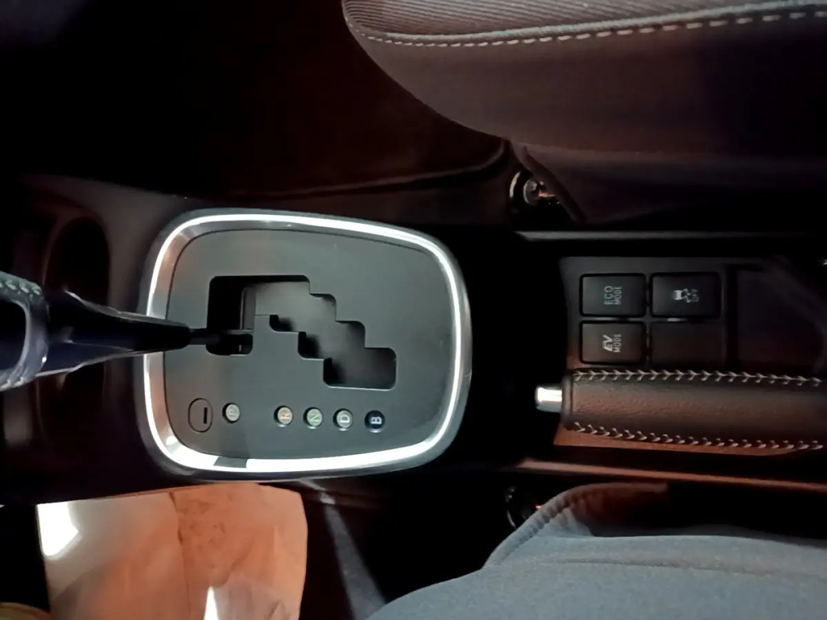 Vue rapprochée de la boîte automatique et frein à main en cuir sur la Toyota Yaris blanche 1.5 Hybride 2020.