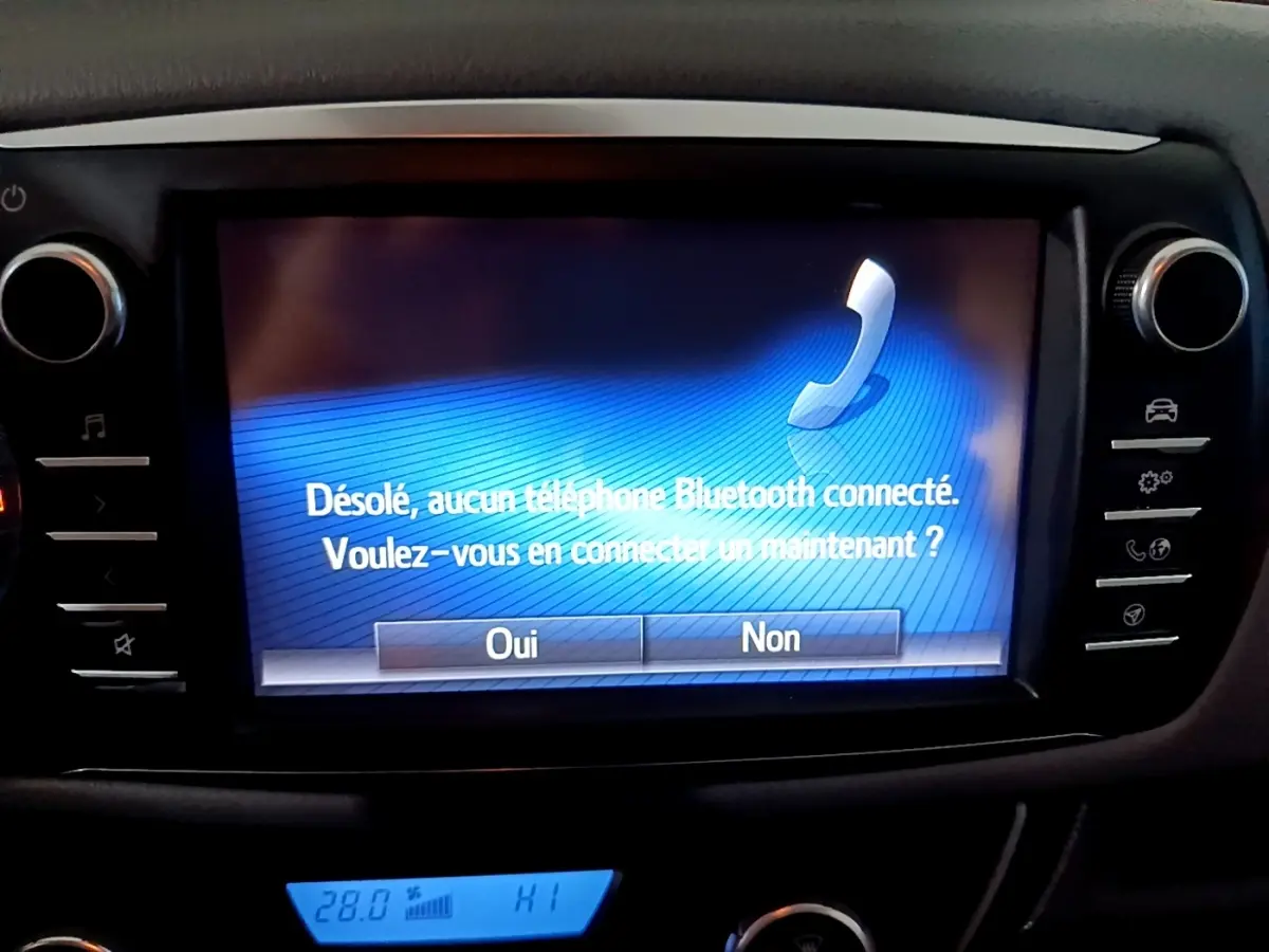 Écran tactile central de la Toyota Yaris 1.5 Hybride 2020 affichant une demande de connexion Bluetooth, vue de face.