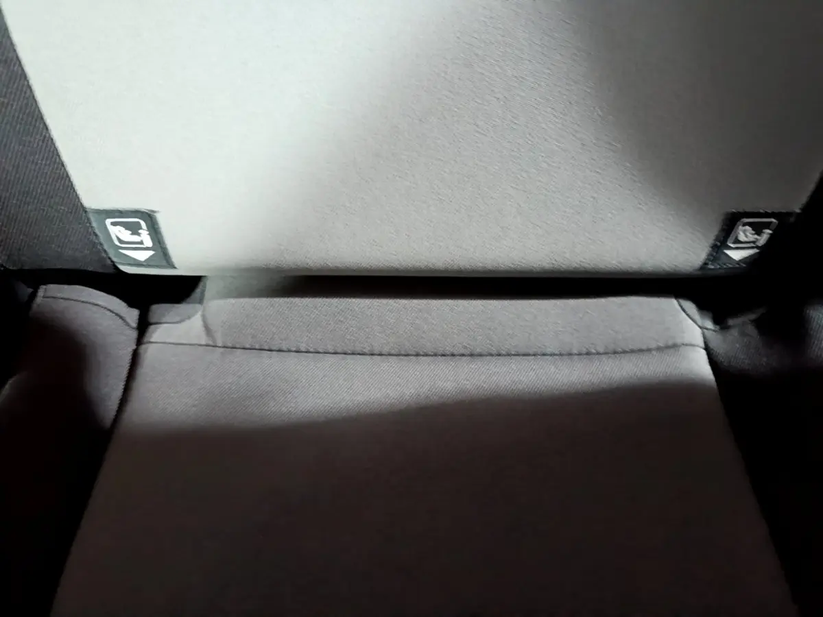 Gros plan sur la banquette arrière grise de la Toyota Yaris 1.5 Hybride 2020 avec étiquettes Isofix visibles.