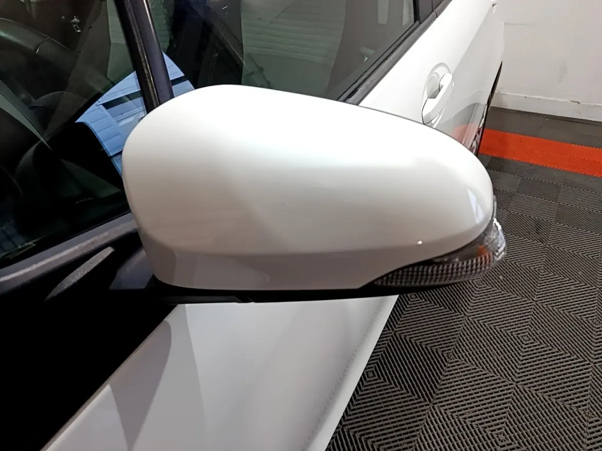 Rétroviseur droit blanc de Toyota Yaris 1.5 Hybride 2020 avec clignotant intégré, vue rapprochée côté passager.