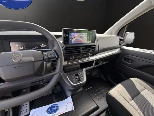 Vue intérieure côté conducteur du Citroën Jumpy gris titane 2026, avec tableau de bord numérique et écran tactile central.