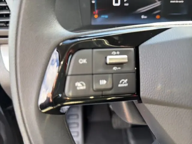 Gros plan sur les commandes au volant noir brillant du Citroën Jumpy 2026, avec boutons multifonctions et molette.