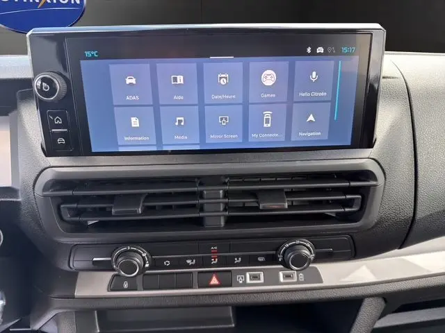 Vue rapprochée de la console centrale du Citroën Jumpy gris titane 2026, écran tactile et commandes climatisation visibles.