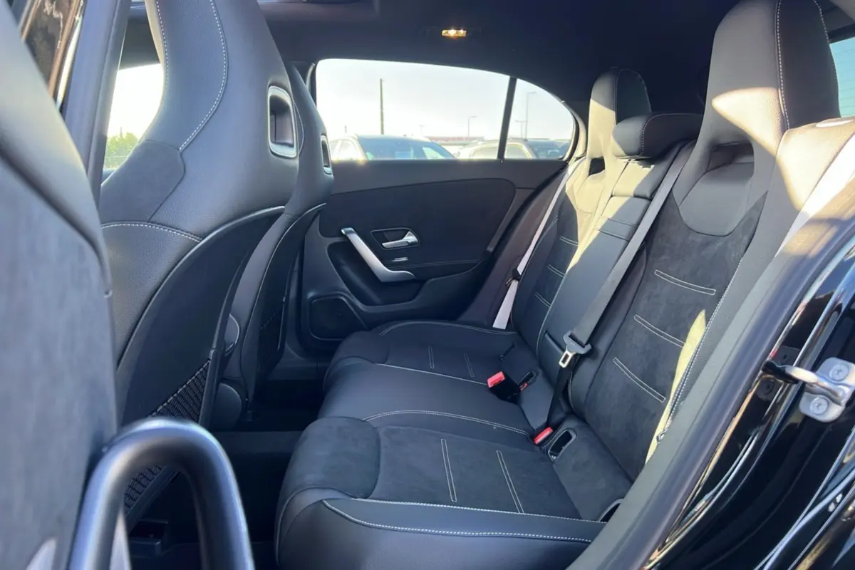 Vue intérieure côté droit sur la banquette arrière cuir tissu noire de la Mercedes Classe A 200D BVA Exclusive Design.