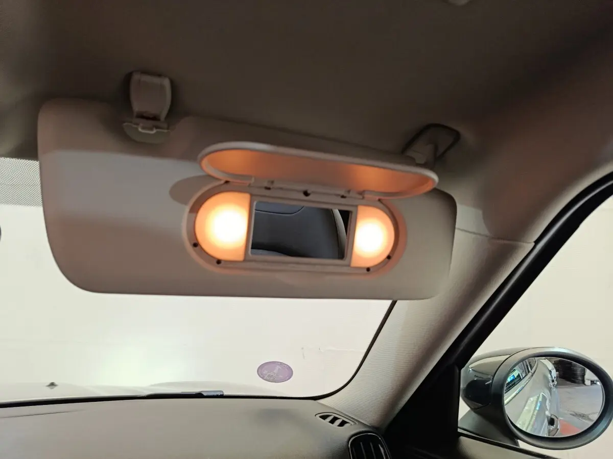 Vue intérieure du pare-soleil côté conducteur avec miroir éclairé dans un MINI Countryman gris foncé 2023.