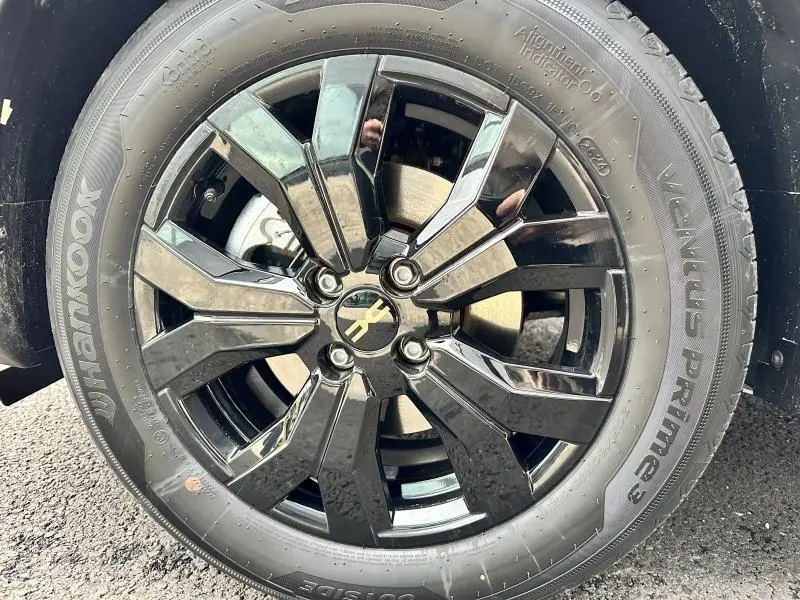 Gros plan sur la jante noire brillante et le pneu Hankook Ventus Prime 3 du Dacia Jogger gris Schiste métallisé.