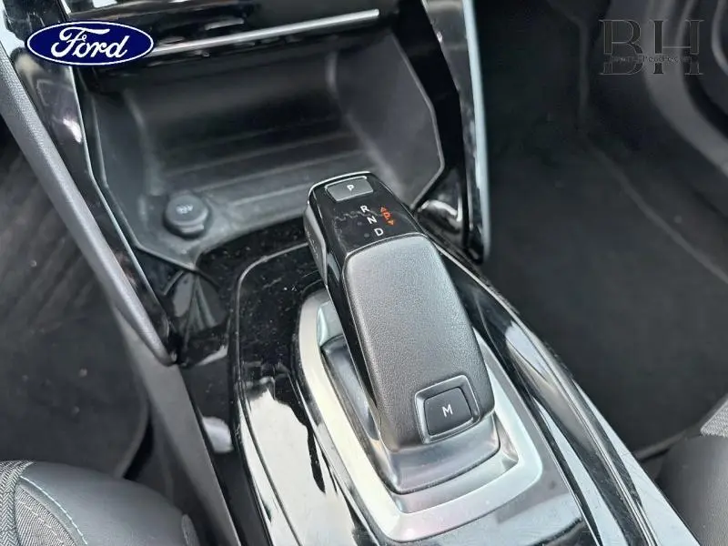 Le levier de vitesses automatique noir de la Peugeot 2008 1.5 BlueHDi vu en gros plan intérieur.