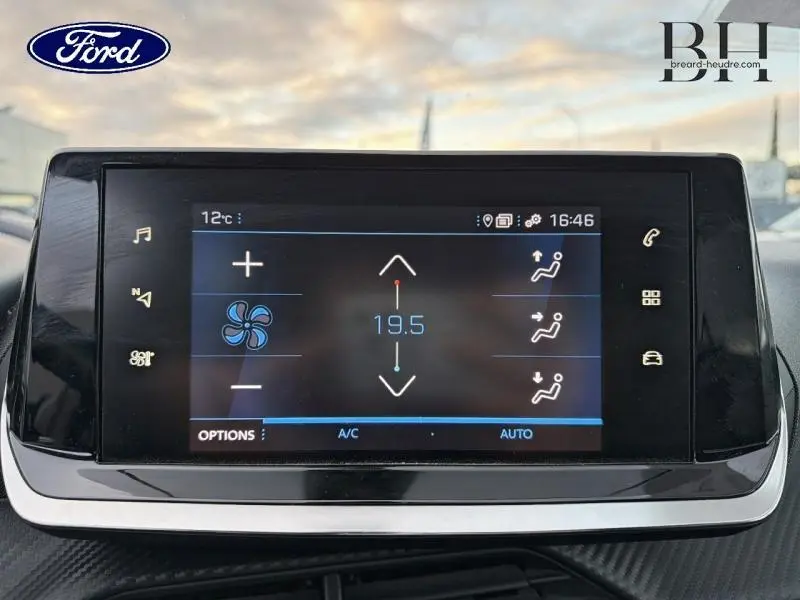 Peugeot 2008 gris Artense vue de face en 3/4, mettant en valeur ses jantes alu et barres de toit.