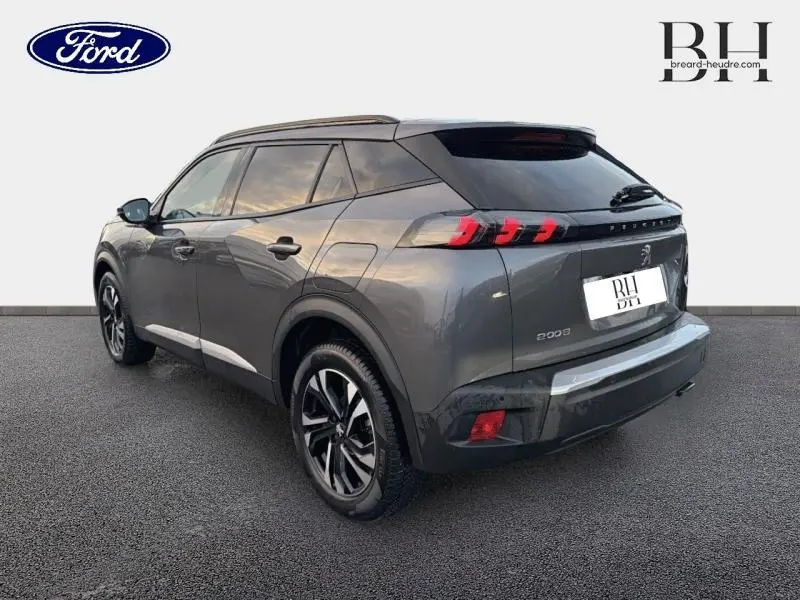 Vue 3/4 arrière droite d’un Peugeot 2008 gris Artense avec feux arrière LED et jantes alliage noires.