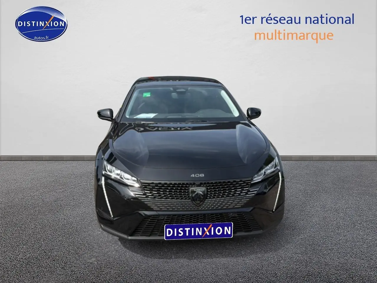 Vue frontale d'une Peugeot 408 Hybrid 136 allure e-dcs6 noire avec feux LED et calandre distinctive.