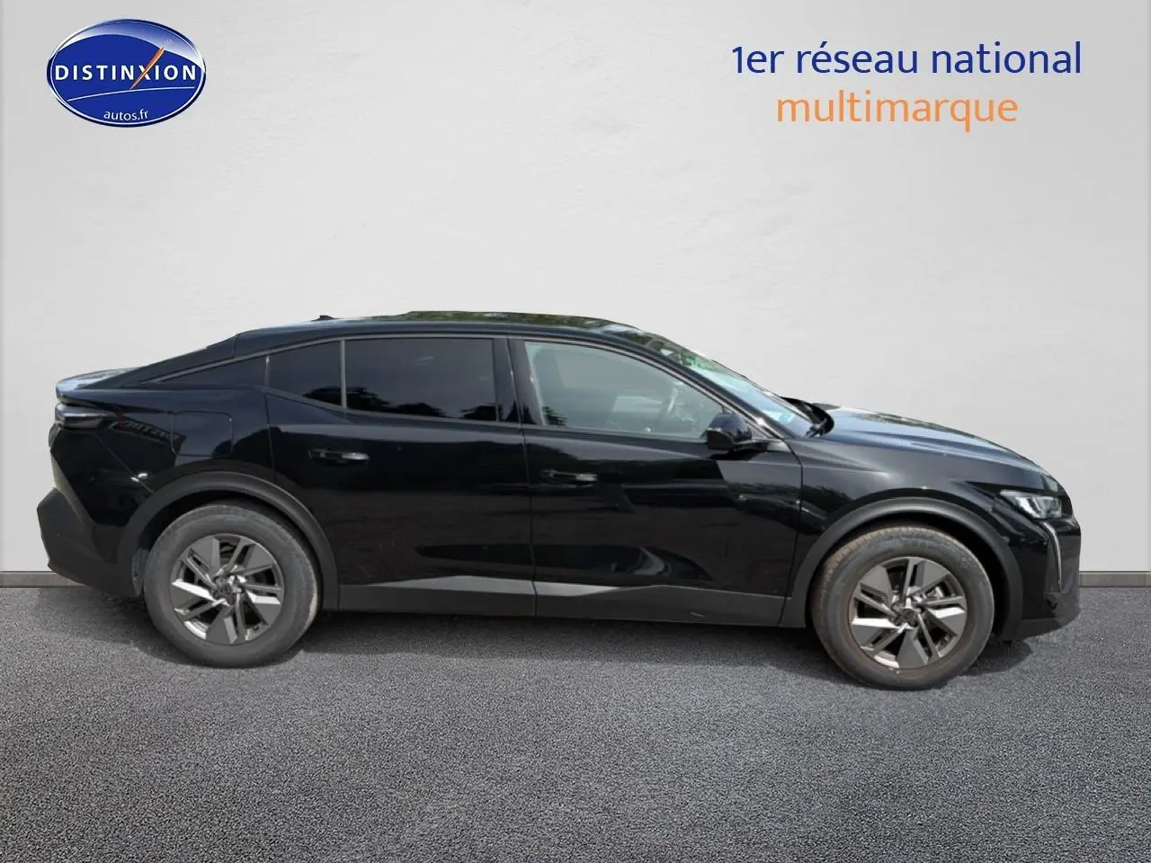 Profil côté droit d'une Peugeot 408 Hybrid 136 allure e-dcs6 noire avec vitres surteintées et jantes alu.