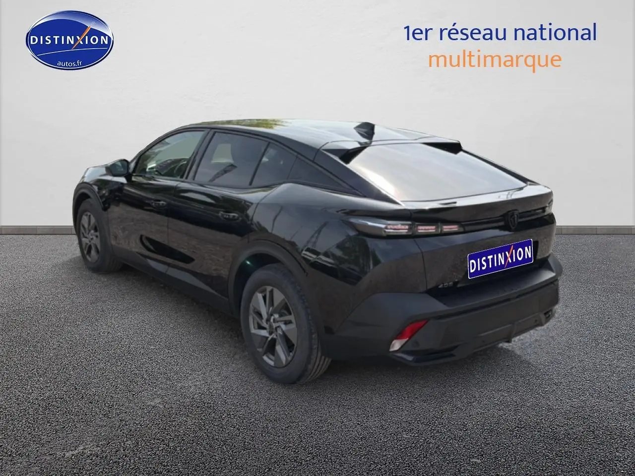 Peugeot 408 Hybrid noir vue 3/4 arrière droit, avec feux arrière LED et jantes alu distinctives.