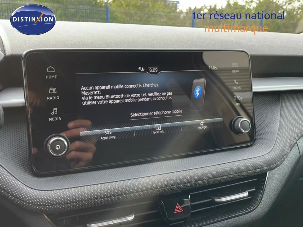 Vue rapprochée de l’écran tactile central de la Skoda Fabia blanche 2025, affichant le menu Bluetooth et commandes multimédia.