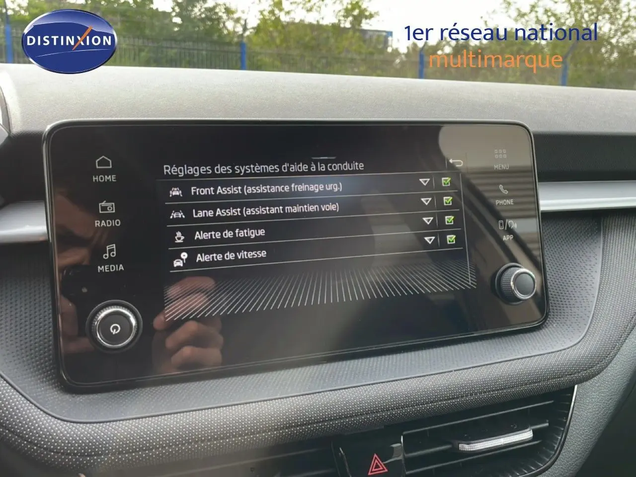 Écran tactile central du tableau de bord d’une Skoda Fabia 2025, affichant les réglages d’aide à la conduite.