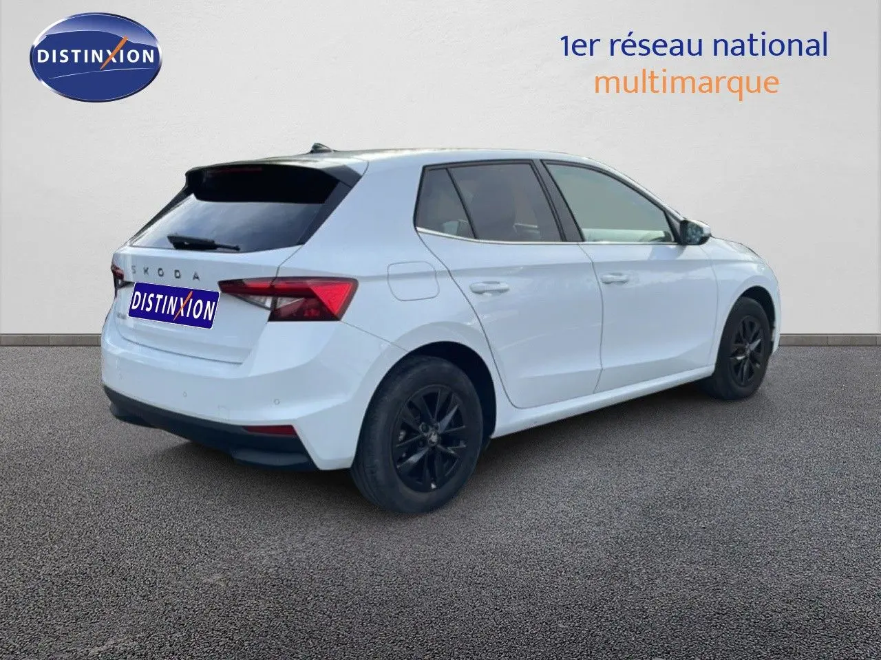 Vue 3/4 arrière droite d'une Skoda Fabia blanche Glacier 2025 avec jantes noires et vitres teintées.