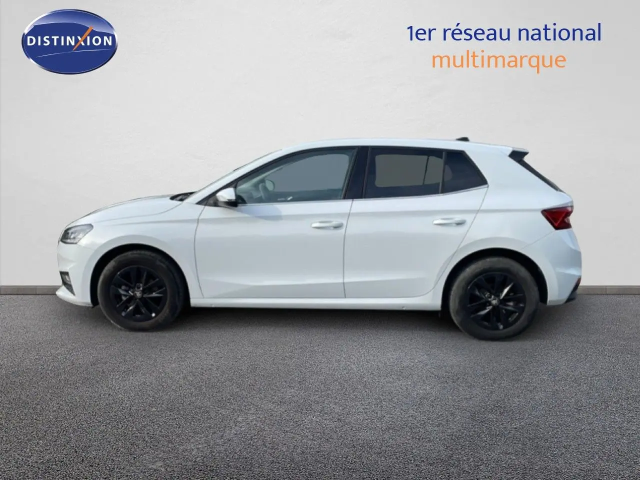 Vue de profil côté gauche d'une Skoda Fabia blanc glacier 2025 avec jantes noires et lignes épurées.