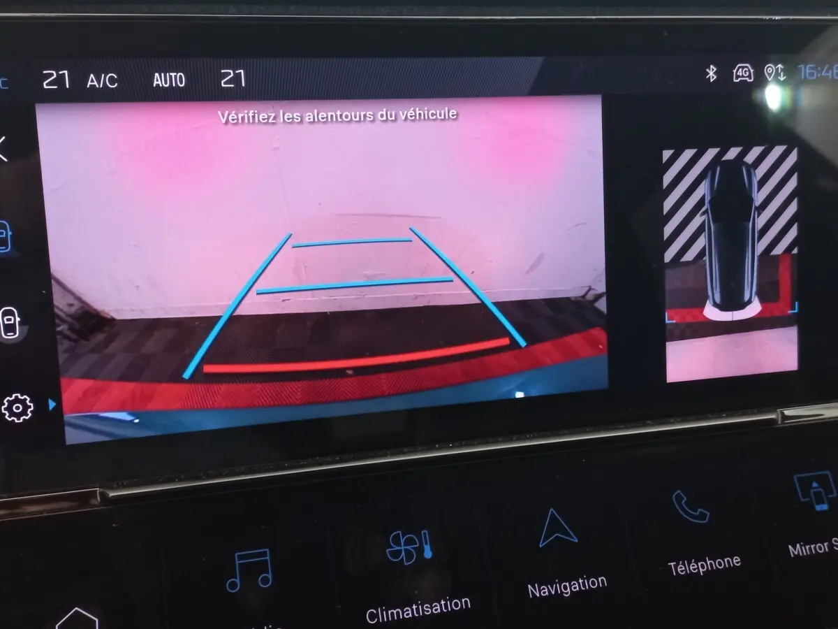 Écran tactile de la Peugeot 308 bleu montrant la caméra de recul et l’aide au stationnement en vue arrière.