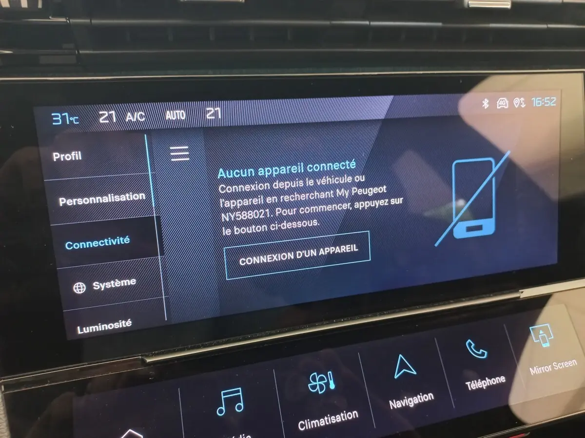 Écran tactile central de la Peugeot 308 PureTech 130 Allure 2022 montrant le menu connectivité, interface moderne.