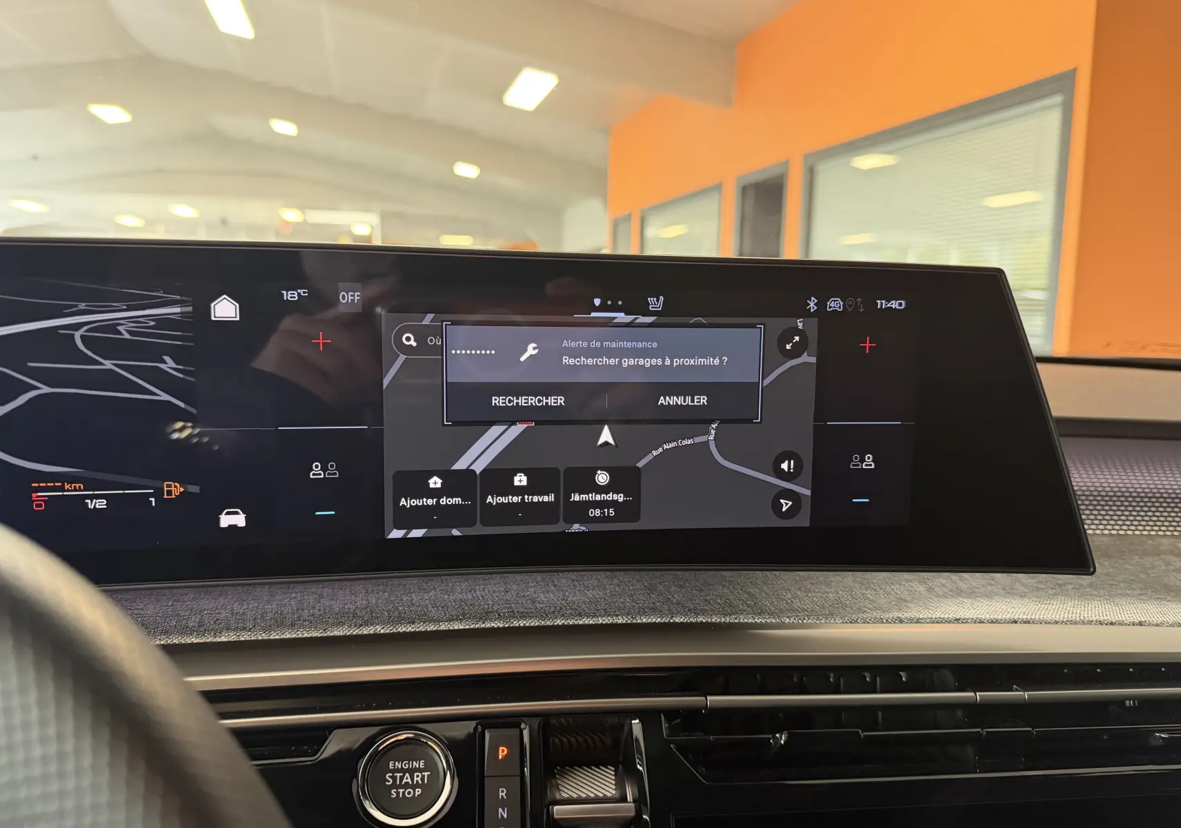 Tableau de bord numérique du Peugeot 3008 Hybrid 145 GT 2025 avec écran central affichant une alerte de maintenance.