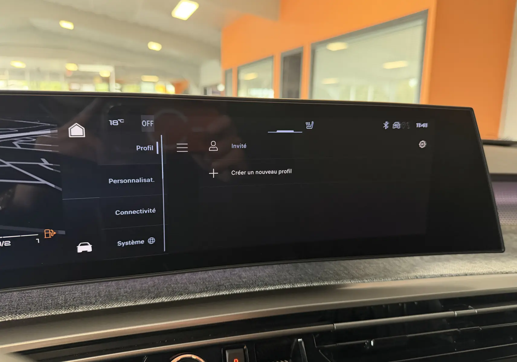 Écran tactile central du tableau de bord du Peugeot 3008 Hybrid 145 GT, affichant le menu profils utilisateur.