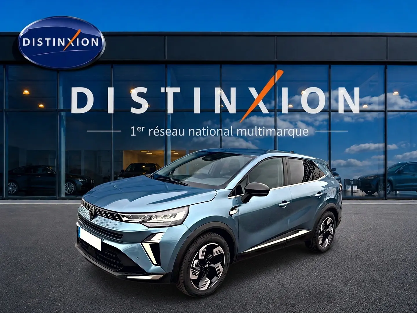 Renault Symbioz bleu mercure en 3/4 avant droit, avec jantes alliage et feux LED distinctifs.