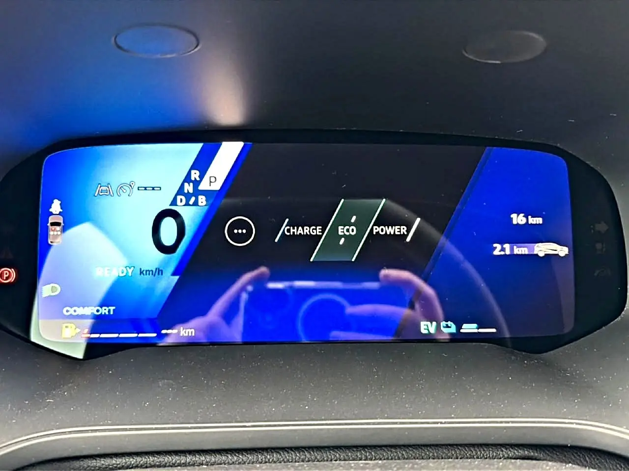 Tableau de bord numérique bleu du Renault Symbioz 2026 affichant vitesse, mode eco et autonomie électrique.