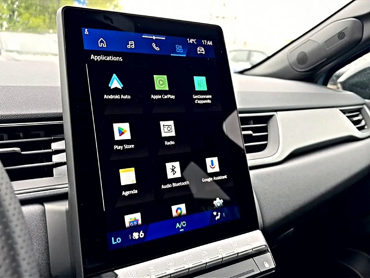 Vue intérieure rapprochée de l’écran tactile vertical du tableau de bord du Renault Symbioz 2026, avec commandes connectées.