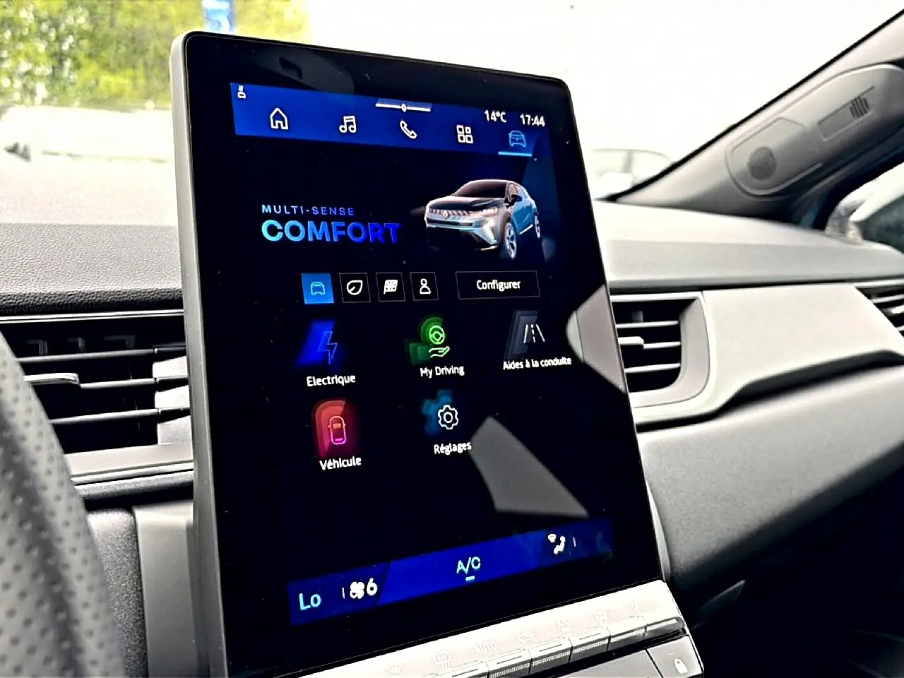 Vue intérieure centrée sur l'écran tactile vertical du tableau de bord du Renault Symbioz 1.8 e-tech bleu mercure.