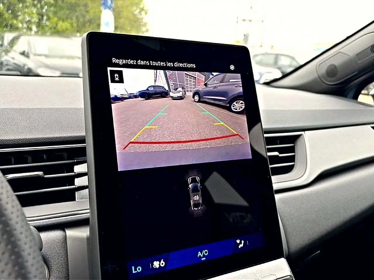 Écran tactile intérieur du Renault Symbioz bleu mercure montrant la caméra de recul en vue arrière.