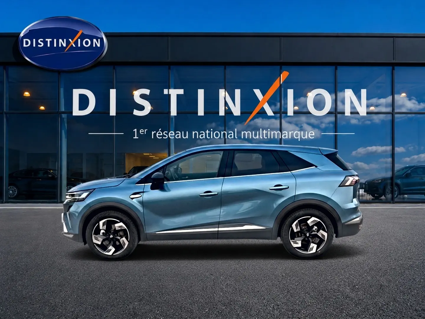 Vue latérale droite d'un Renault Symbioz bleu mercure avec jantes alliage 18 pouces devant une vitrine Distinxion.