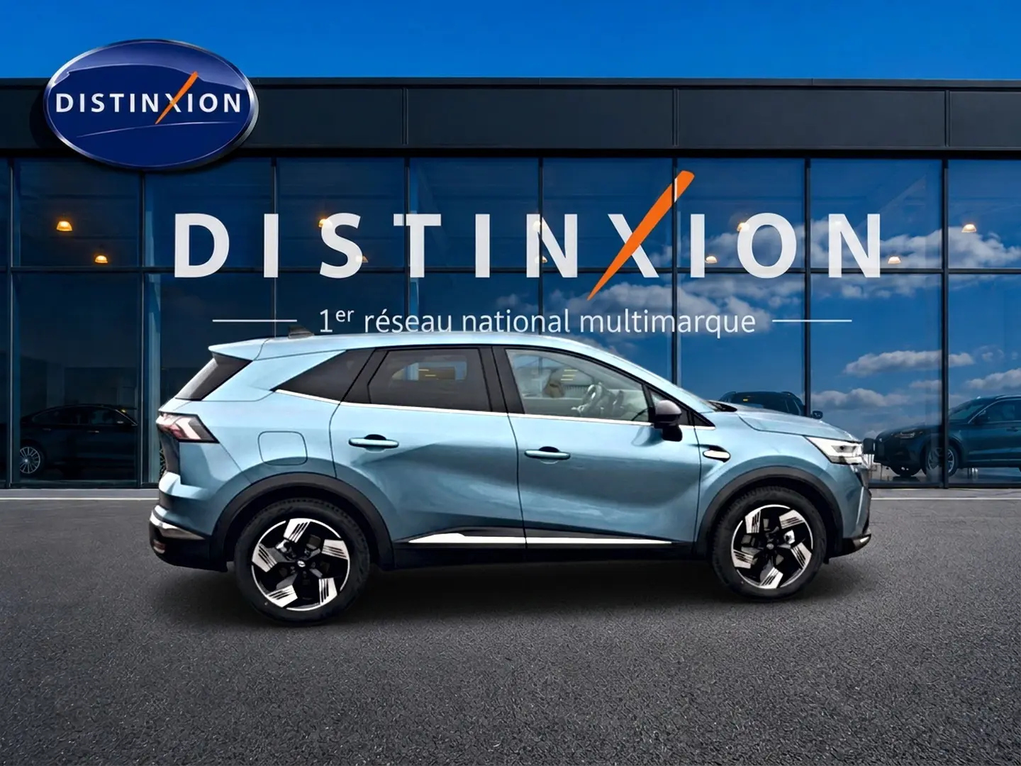 Profil droit du Renault Symbioz 2026 bleu mercure avec jantes alliage 18 pouces et vitres arrière surteintées.