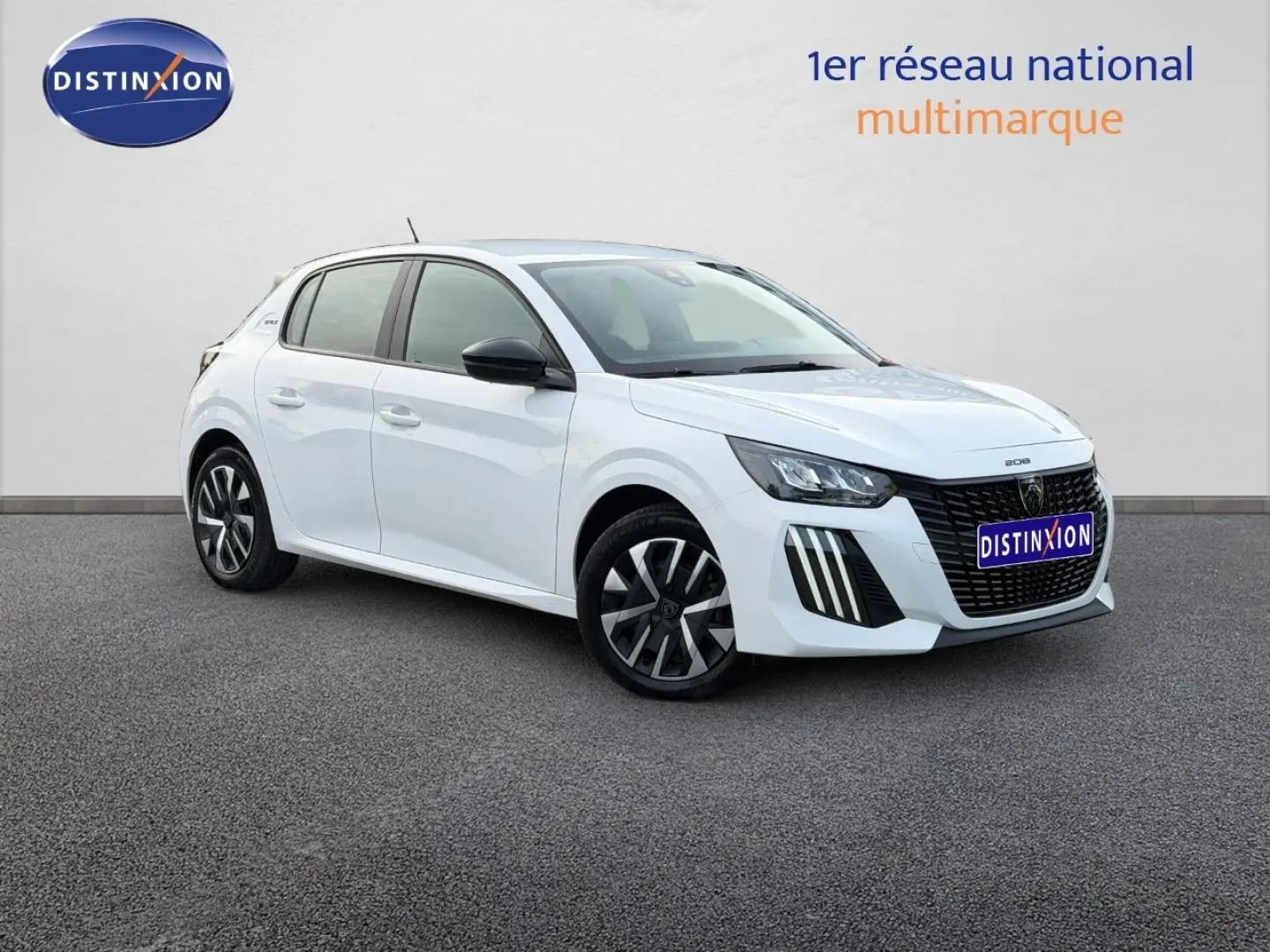 Peugeot 208 blanc Okénite vue 3/4 avant droit avec calandre noire et feux LED distinctifs.
