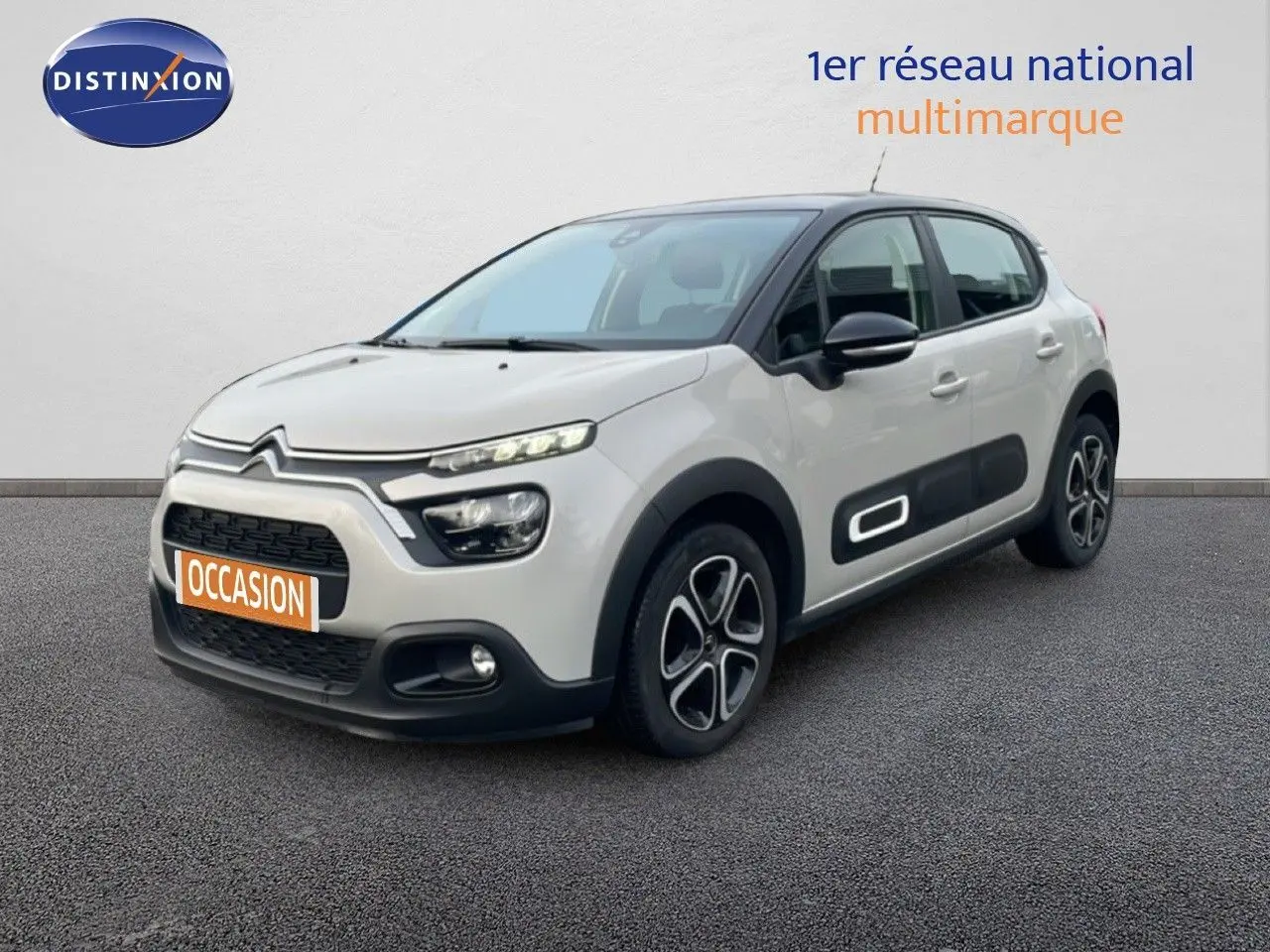Citroën C3 sable métal vue 3/4 avant droit, avec protections latérales noires et jantes distinctives.