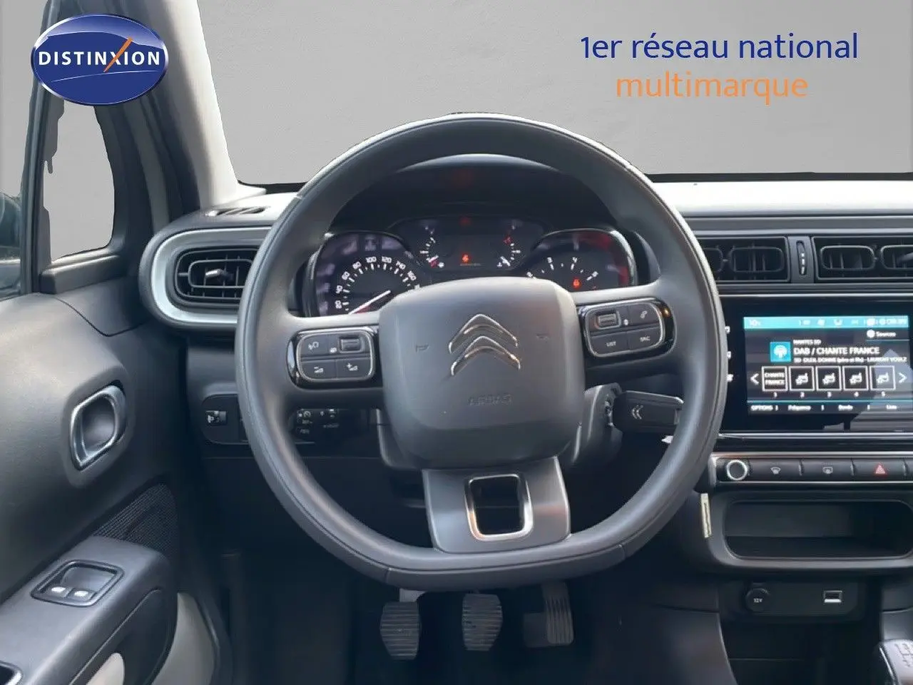 Vue intérieure centrée sur le volant et le tableau de bord de la Citroën C3 1.2 PureTech 2022, finition Feel Pack.