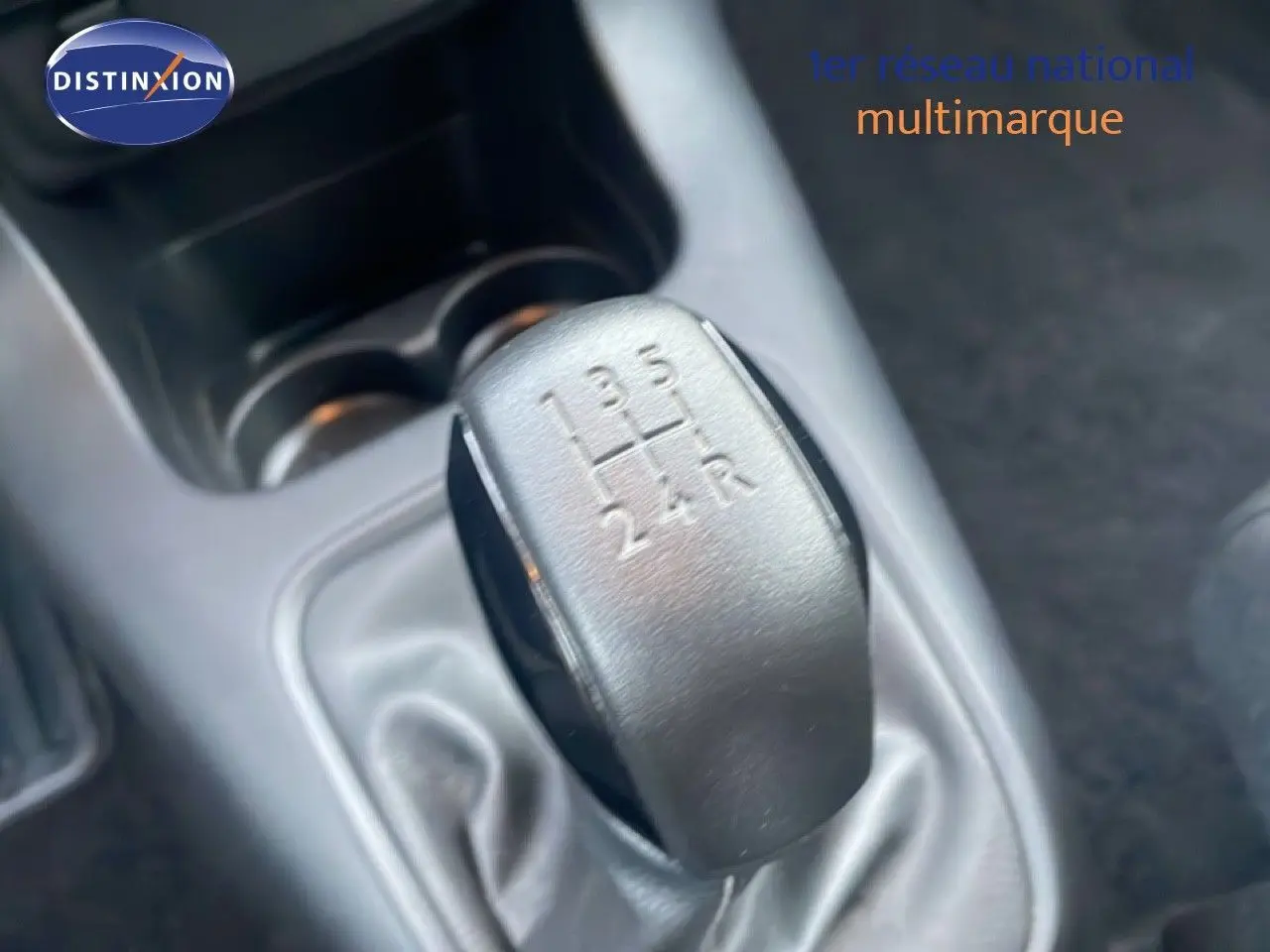 Gros plan sur le levier de vitesses manuel gris à 5 rapports de la Citroën C3 2022, intérieur en tissu gris.