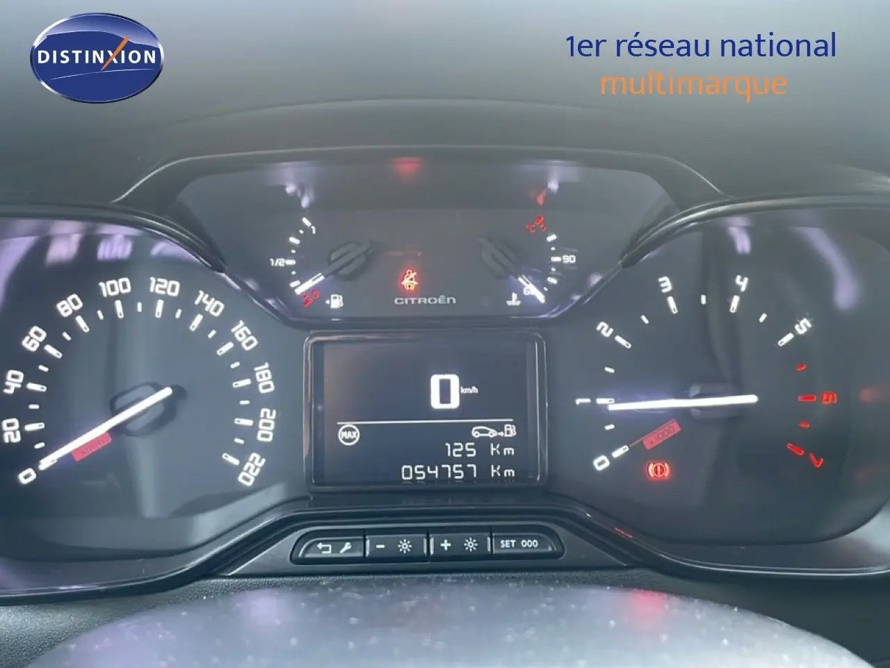 Tableau de bord numérique de Citroën C3 2022, affichage vitesse à 0 km/h et compteur kilométrique à 54757 km.
