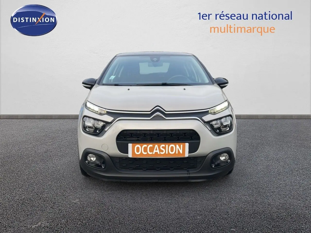 Vue frontale d'une Citroën C3 sable métal 2022 avec calandre noire et phares LED distinctifs.