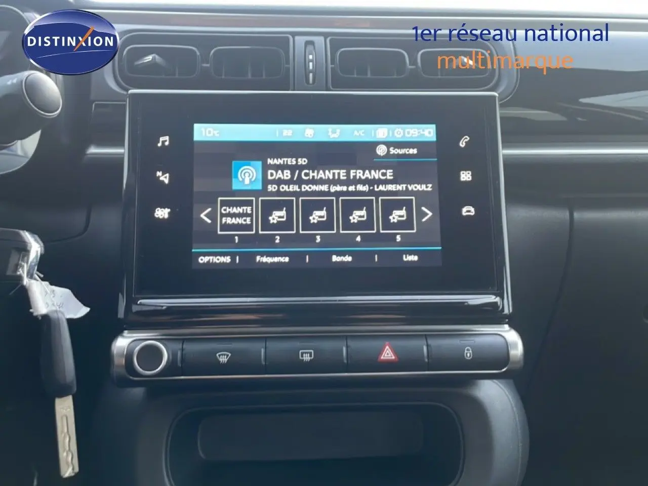 Vue rapprochée du tableau de bord de la Citroën C3 1.2 PureTech 2022 avec écran tactile et commandes climatisation.