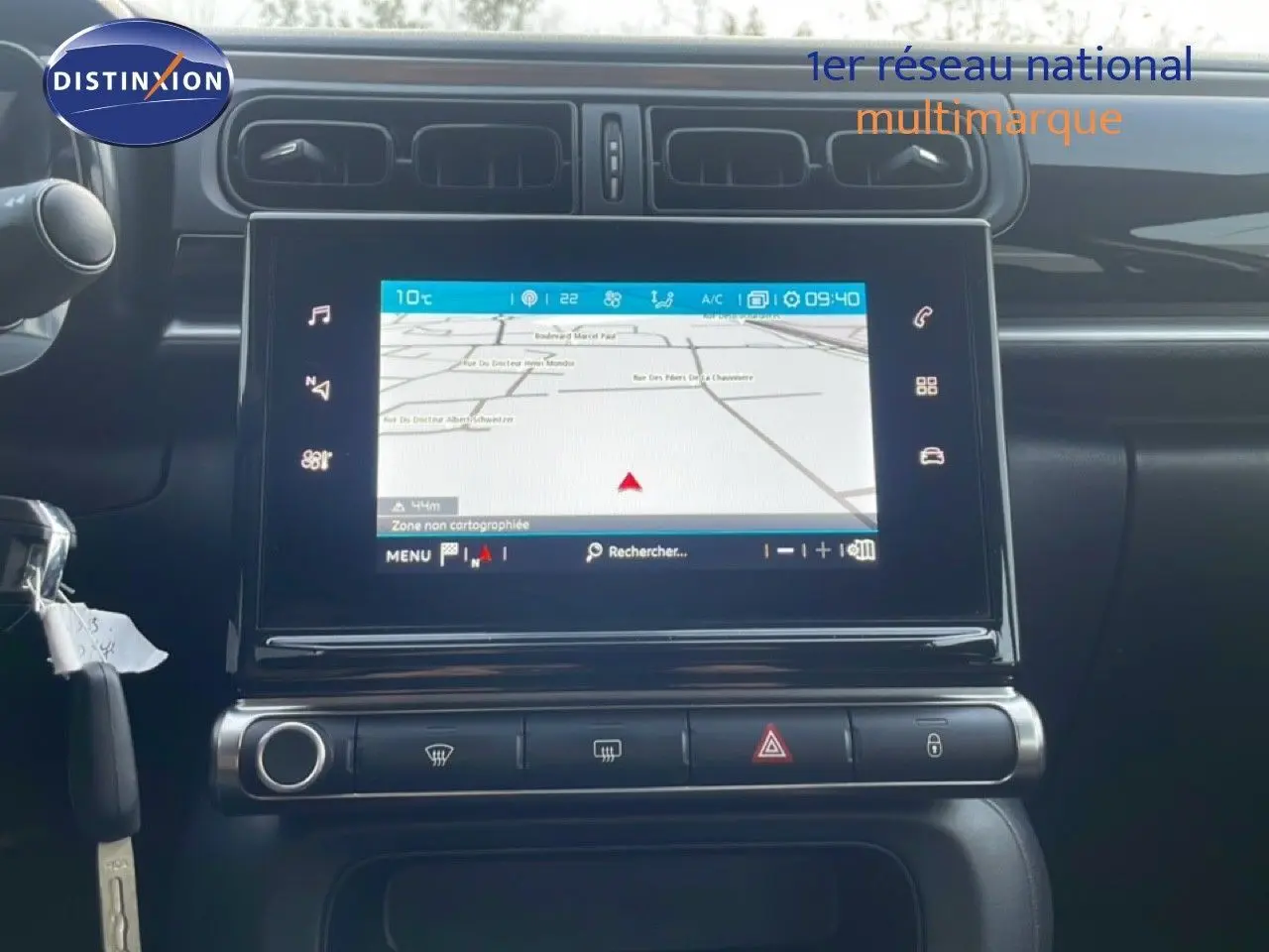 Vue rapprochée de la console centrale de la Citroën C3 sable métal 2022, avec écran tactile GPS et commandes climatisation.