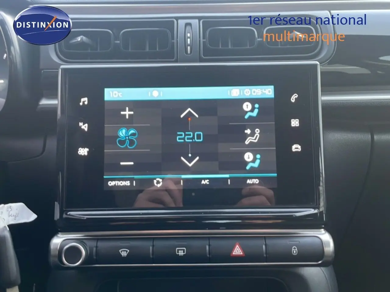 Vue rapprochée de l’écran tactile central de la Citroën C3 2022 affichant la climatisation à 22°C, tableau de bord noir.