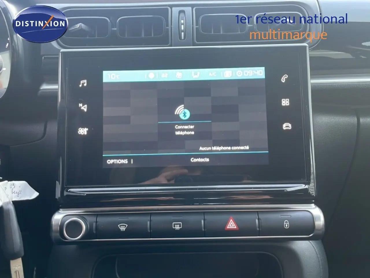 Vue rapprochée de l’écran tactile central et des commandes du tableau de bord de la Citroën C3 sable métal 2022.