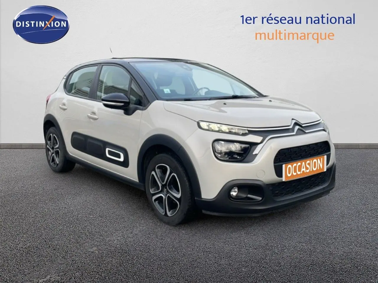 Citroën C3 sable métal vue 3/4 avant droit avec protections latérales noires et jantes stylisées.