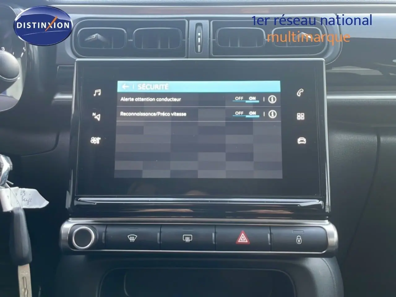 Vue rapprochée de l’écran tactile central affichant les réglages de sécurité dans l’habitacle d’une Citroën C3 sable métal.