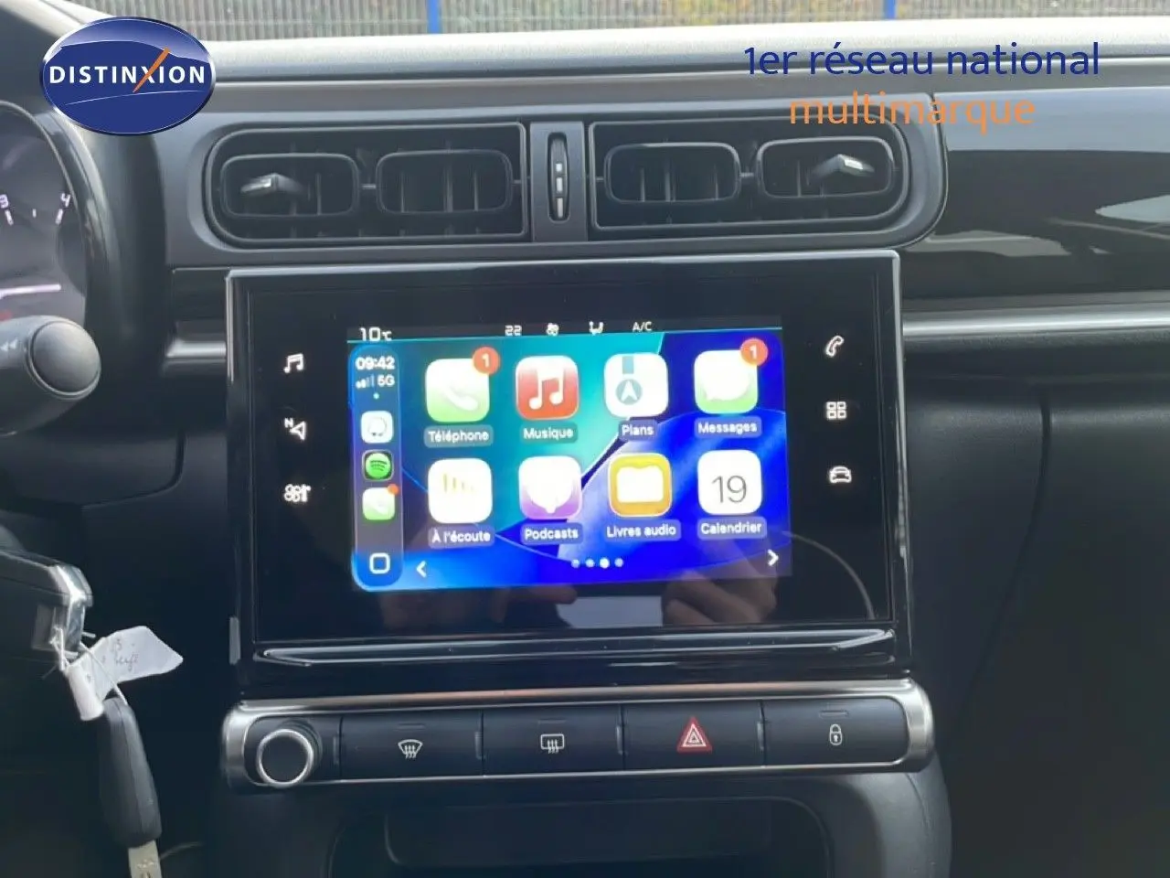 Vue rapprochée de la console centrale de la Citroën C3 2022 sable métal, avec écran tactile affichant des applications connectées.