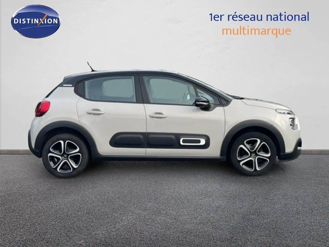 Vue de profil côté gauche d'une Citroën C3 sable métal avec protections latérales noires et jantes alliage.